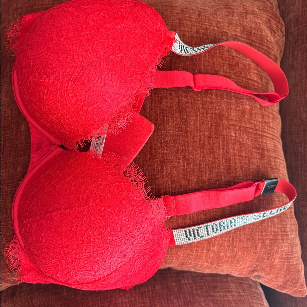 Victoria's Secret Vibrant Red Lace Bra VERY SEXY
Logo Shine Strap Push-Up Bra